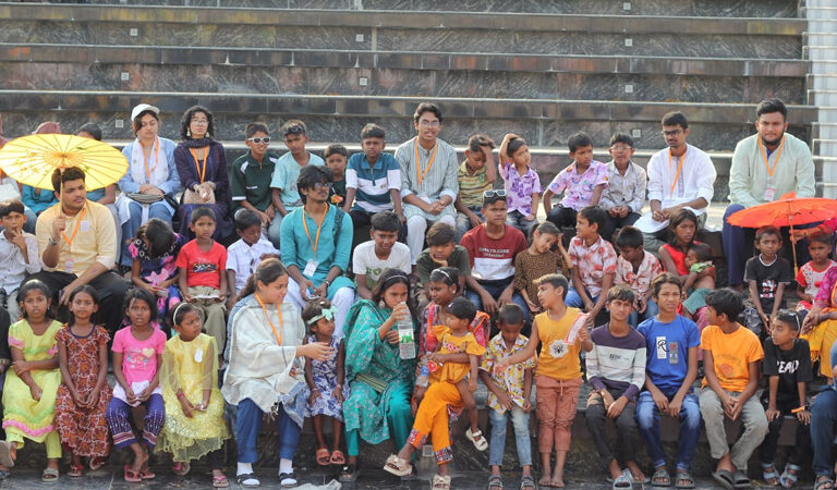 সুবিধাবঞ্চিত শিশুদের কাছে ভালোবাসার ফেরীওয়ালা ডাকঘর