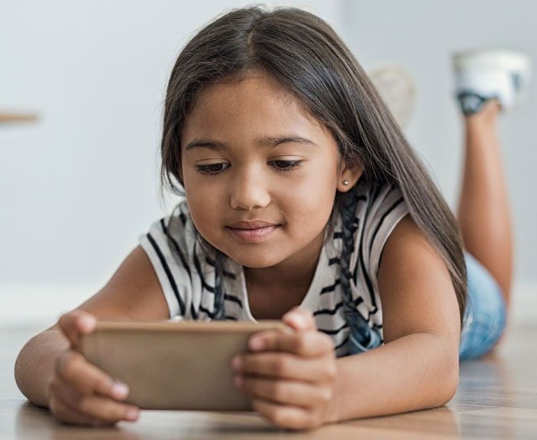 ৯০ ভাগ কিশোর-কিশোরী মোবাইল ফোন ব্যবহার করে