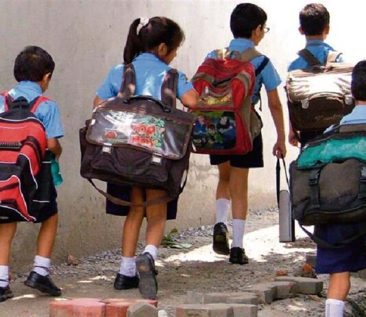 ভারী স্কুলব্যাগ শিশুর শরীর ও মনের উপর কী প্রভাব ফেলে?