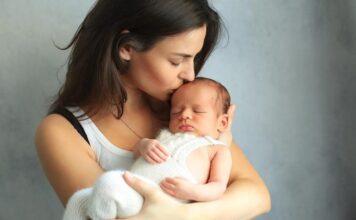 আপনার শিশুটি কেন সারাক্ষণ কোলে থাকতে চায়? জেনে নিন সহজ ব্যাখ্যা