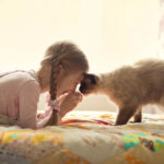 বিড়াল ও শিশু