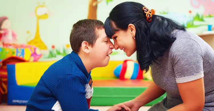 অটিজমের লক্ষণ কী, কোন বয়সে শিশুর কোন আচরণ দেখলে সতর্ক হবেন