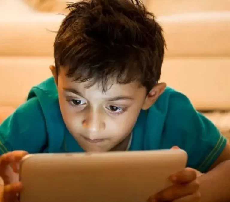 শিশুকে কি স্মার্টফোন থেকে দূরে রাখা সম্ভব?